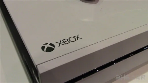 白色Xbox One主机图片3(gonglue1.com)