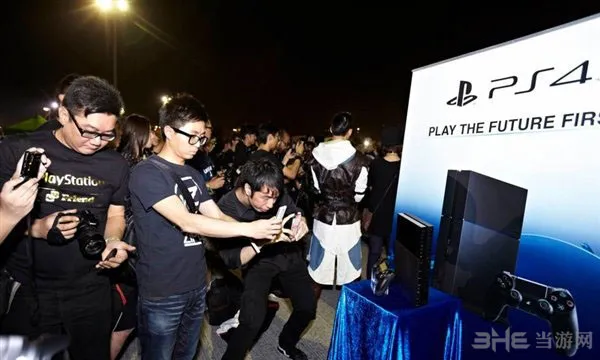 索尼PS4香港发布会 粉丝合体手柄3(gonglue1.com)