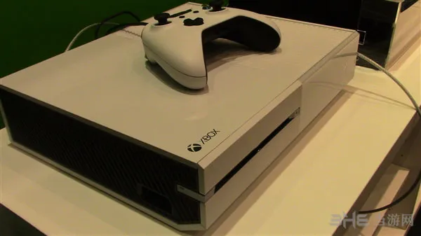 白色Xbox One主机图片1(gonglue1.com)