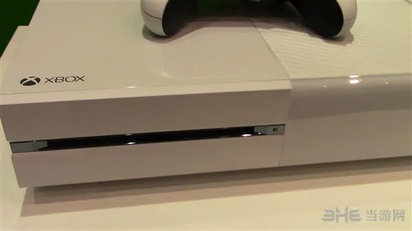 白色Xbox One主机图片4(gonglue1.com)
