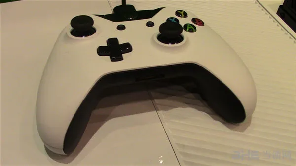 白色Xbox One主机图片5(gonglue1.com)