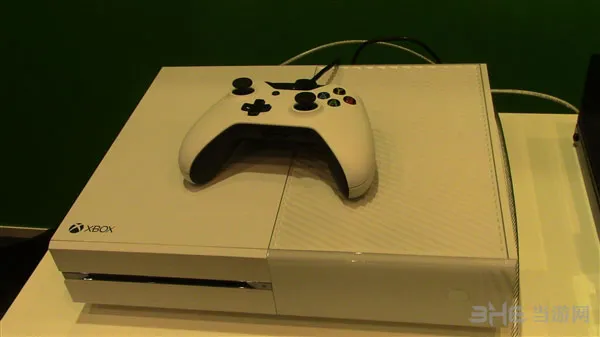 白色Xbox One主机图片2(gonglue1.com)