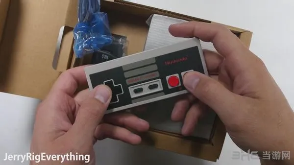 任天堂迷你NES拆解 看看里面有啥不一样